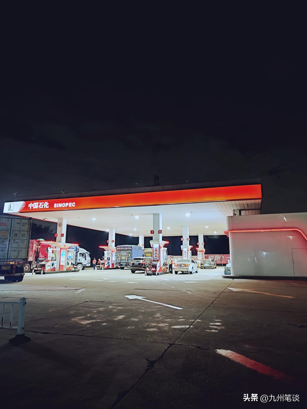 一大早，赶在油价大涨价之前去加油，只加了25升，相比明天也可以节省40多元了，够