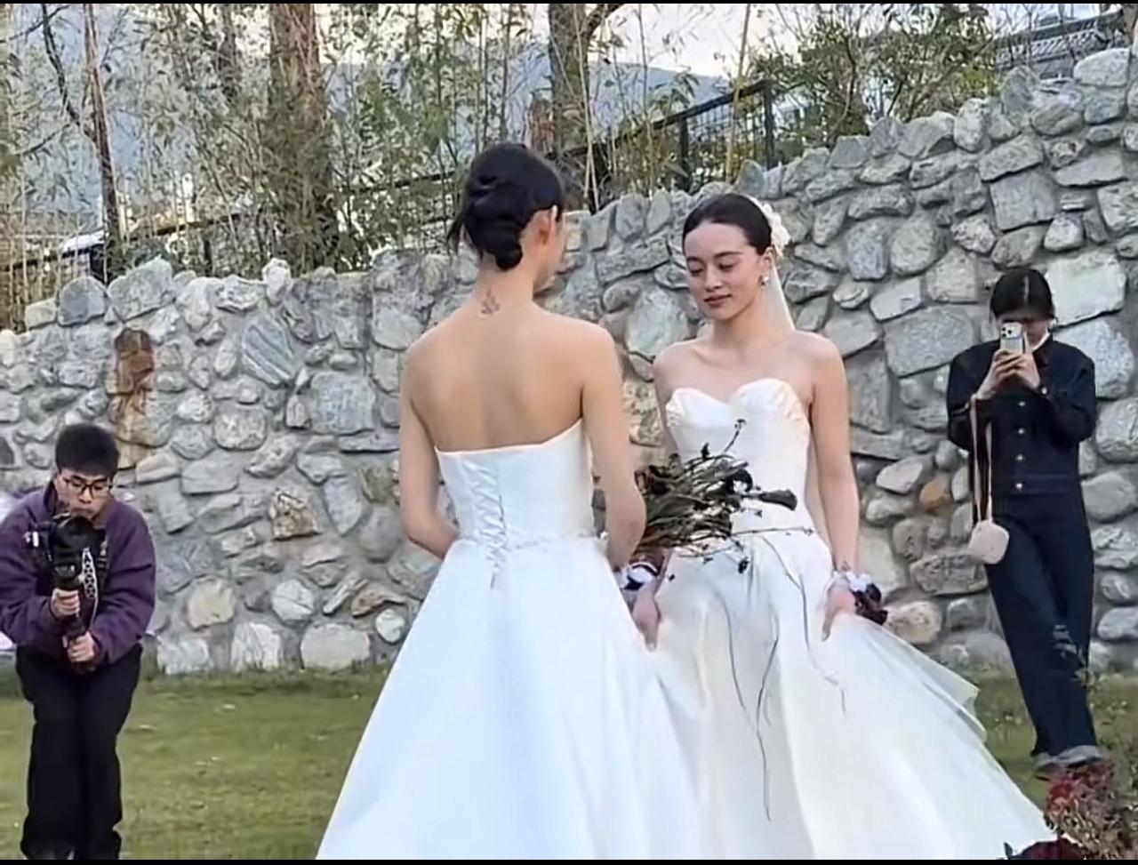 今年4月初，两位年轻女性举办了一场西式私人仪式，在亲友见证下交换戒指、许下誓言，
