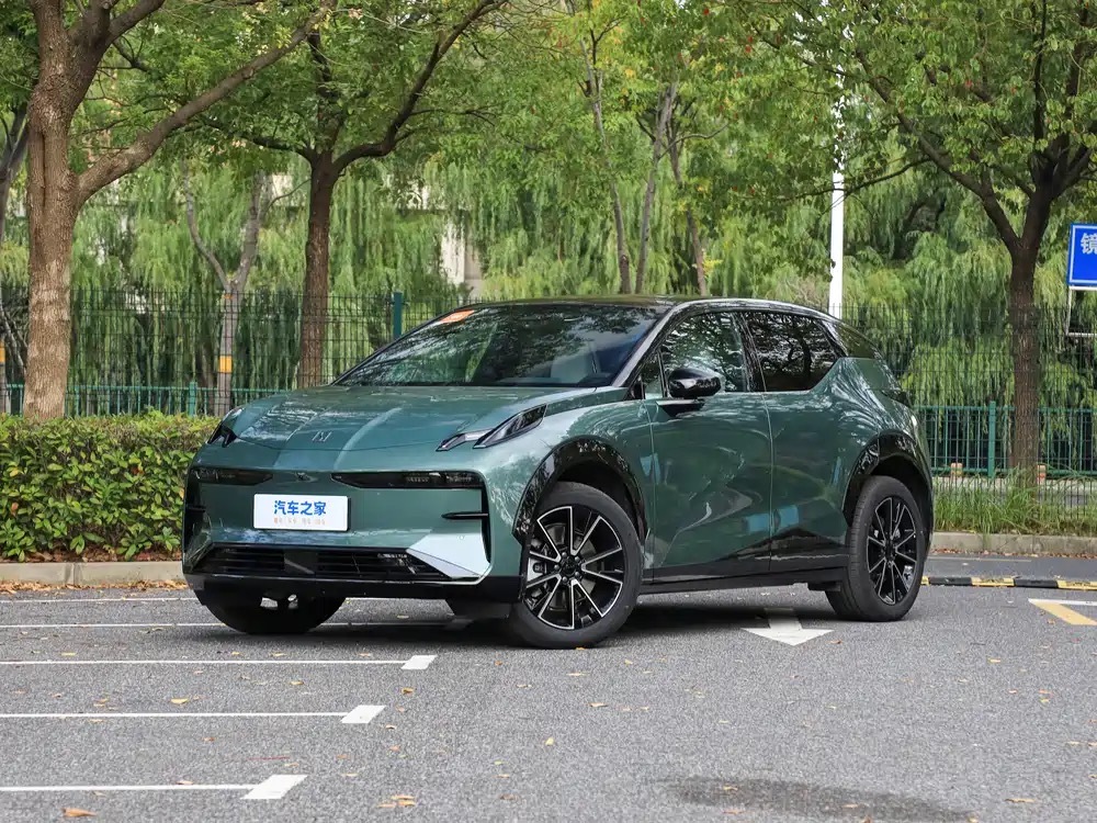 极氪X四驱进阶版2026年8月推出，定位小型豪华纯电SUV。车身尺寸4450mm