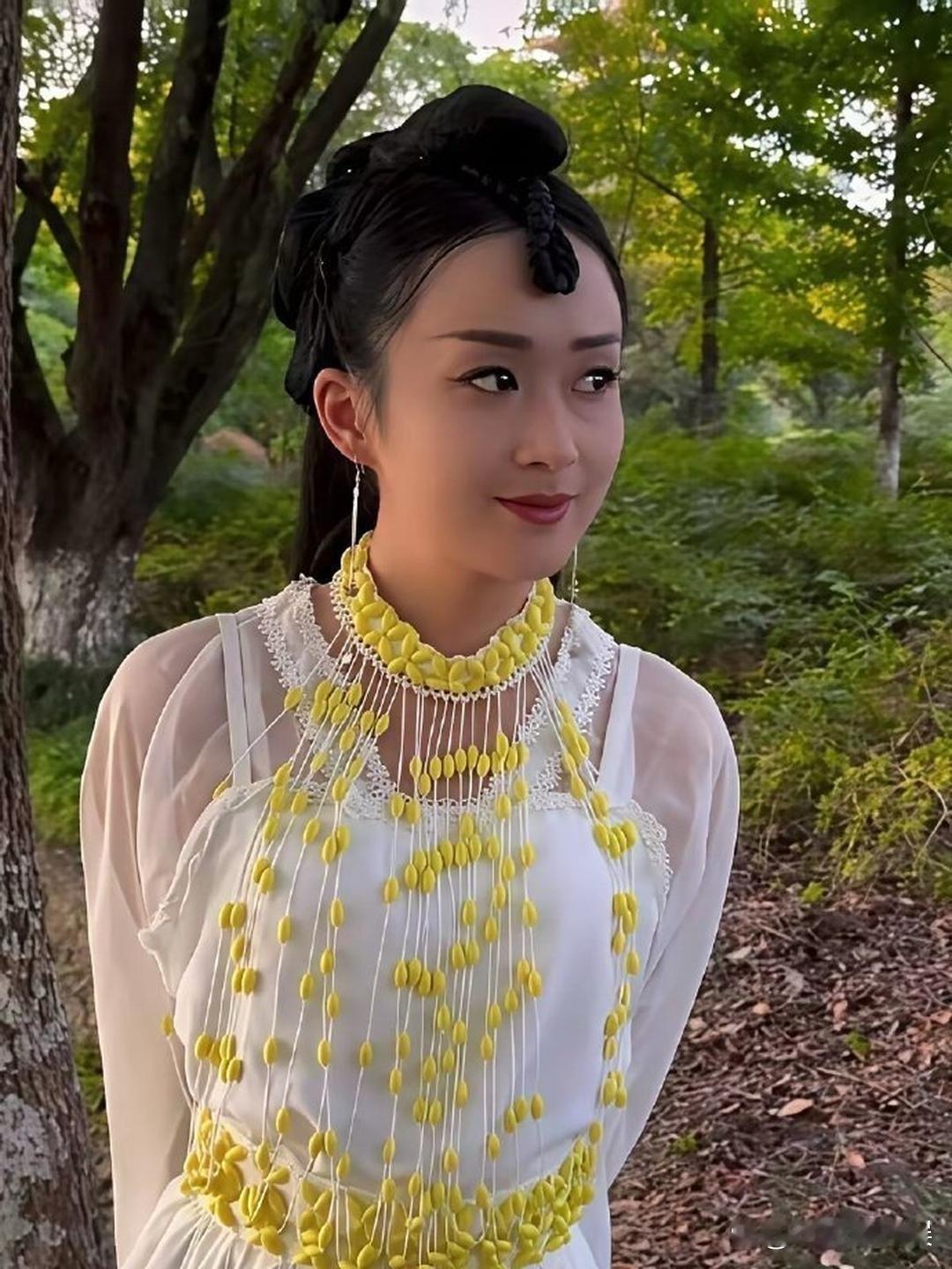 这也太像了，赵丽颖看到都要感叹还好我出道早 