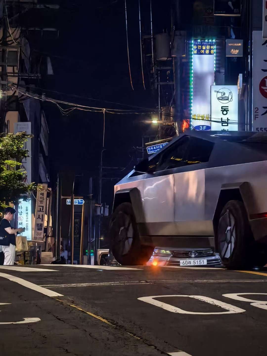 韩国街头的Cybertruck体量感和棱角感没话讲 ​​​
