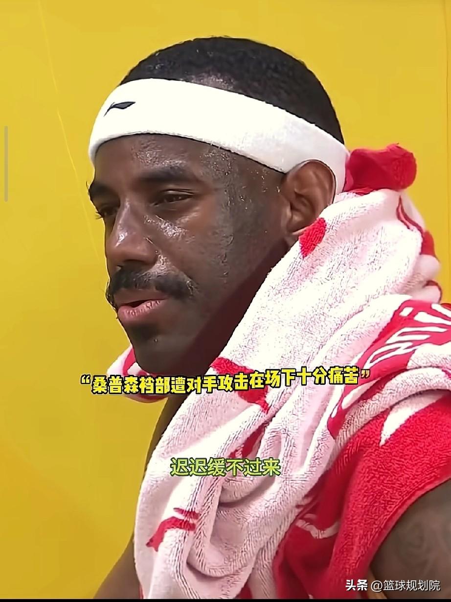 这是要强行卸载广厦外援QQ啊！表情太痛苦了！

广厦对阵江苏的比赛，一场没有悬念