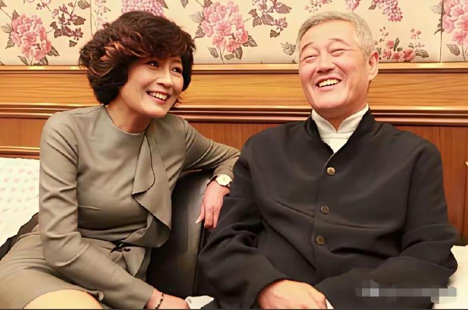 哈文与赵本山的一张留影，两人面带笑容相聊甚欢。早年春晚筹备阶段，哈文与赵本山曾多