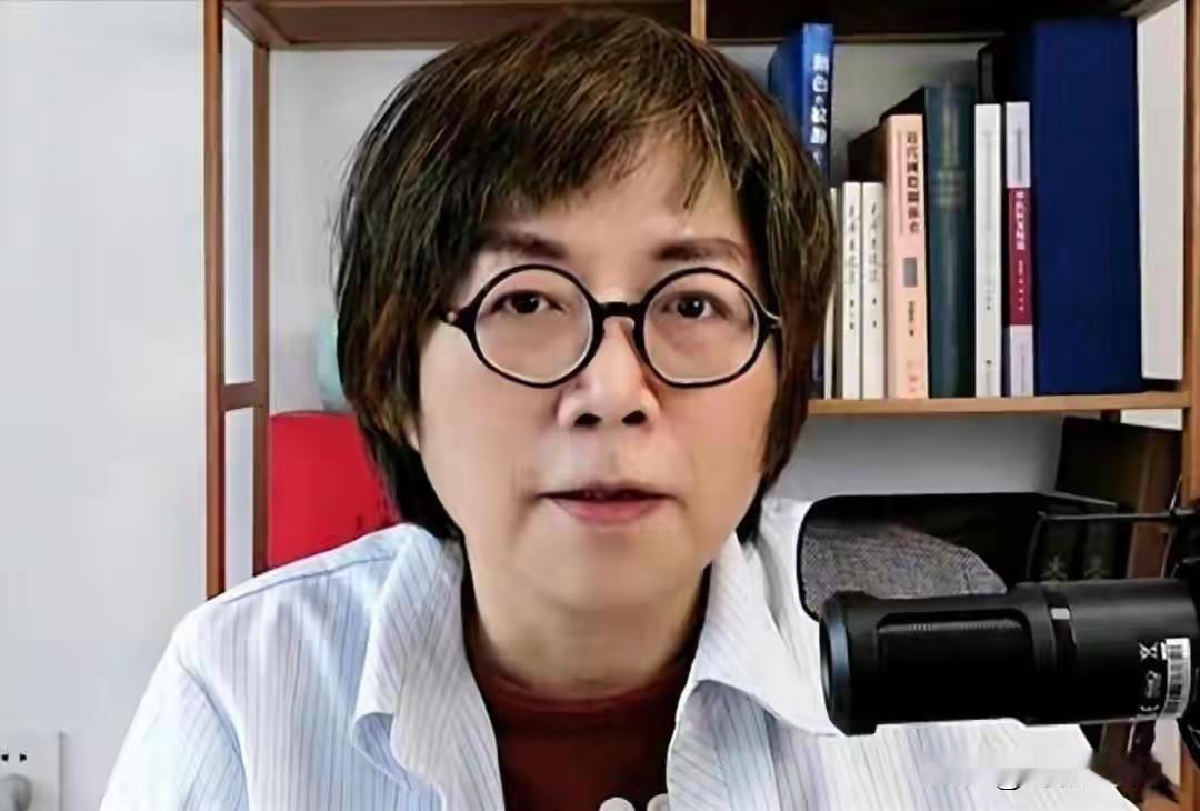 黄智贤反驳邱毅: 你我本就不是一个阵营！

近日，黄智贤的表态风波愈演愈烈，邱毅