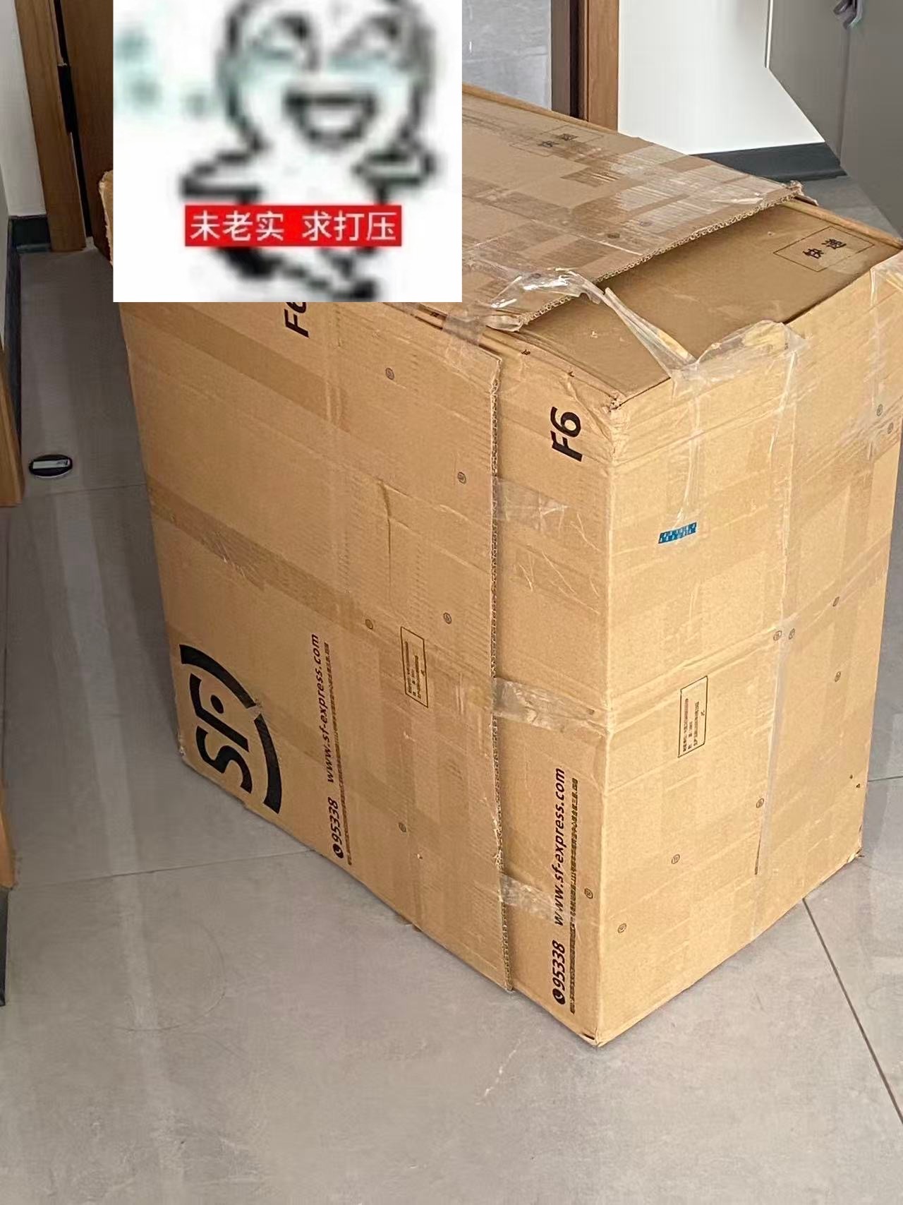 我妈给我寄的雷霆大快递除了给我塞了一箱吃的 还把我打包用的文创跟我收的卡一起快递
