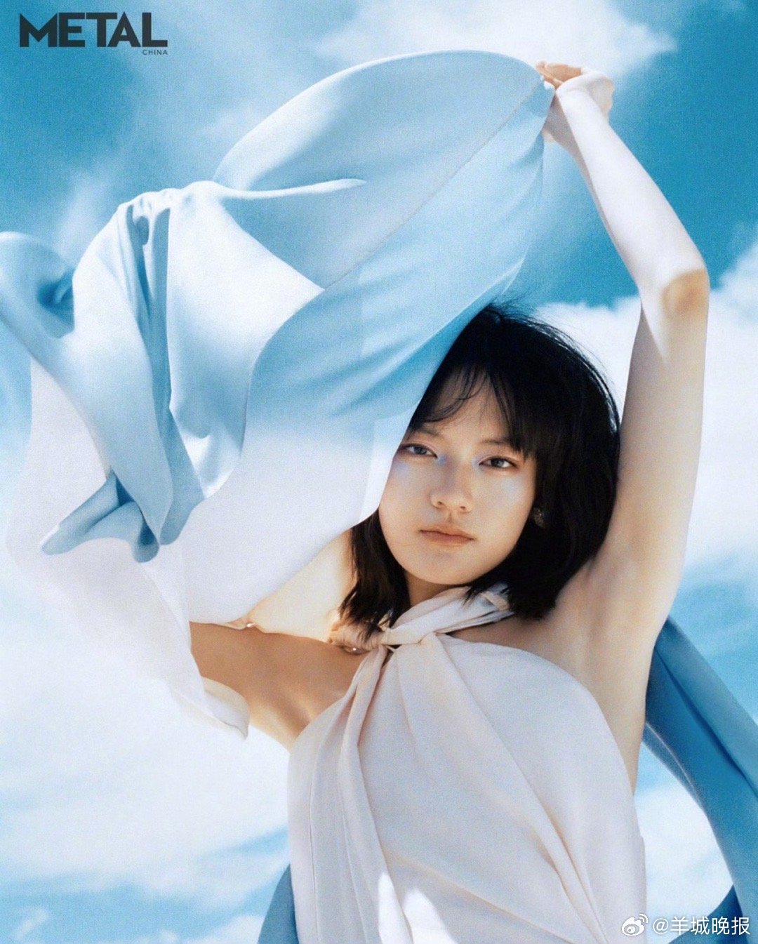 【ta们的海边氛围感大片戳中你了吗】海风漫过发梢，落日揉碎波光，天地间只剩温柔与