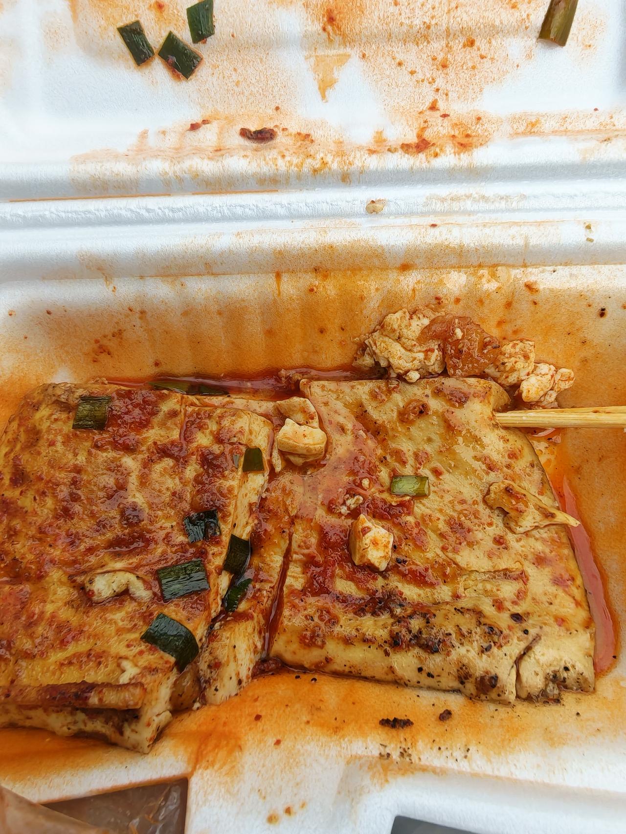 晒出你的本地生活这是一份很普通的铁板豆腐，卖6块钱，但其实是一线城市，你会发现这