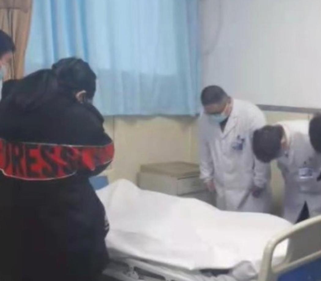 13岁少年离世前绝食，只求父母再生一个
 
一个13岁的孩子，在生命最后时刻，做