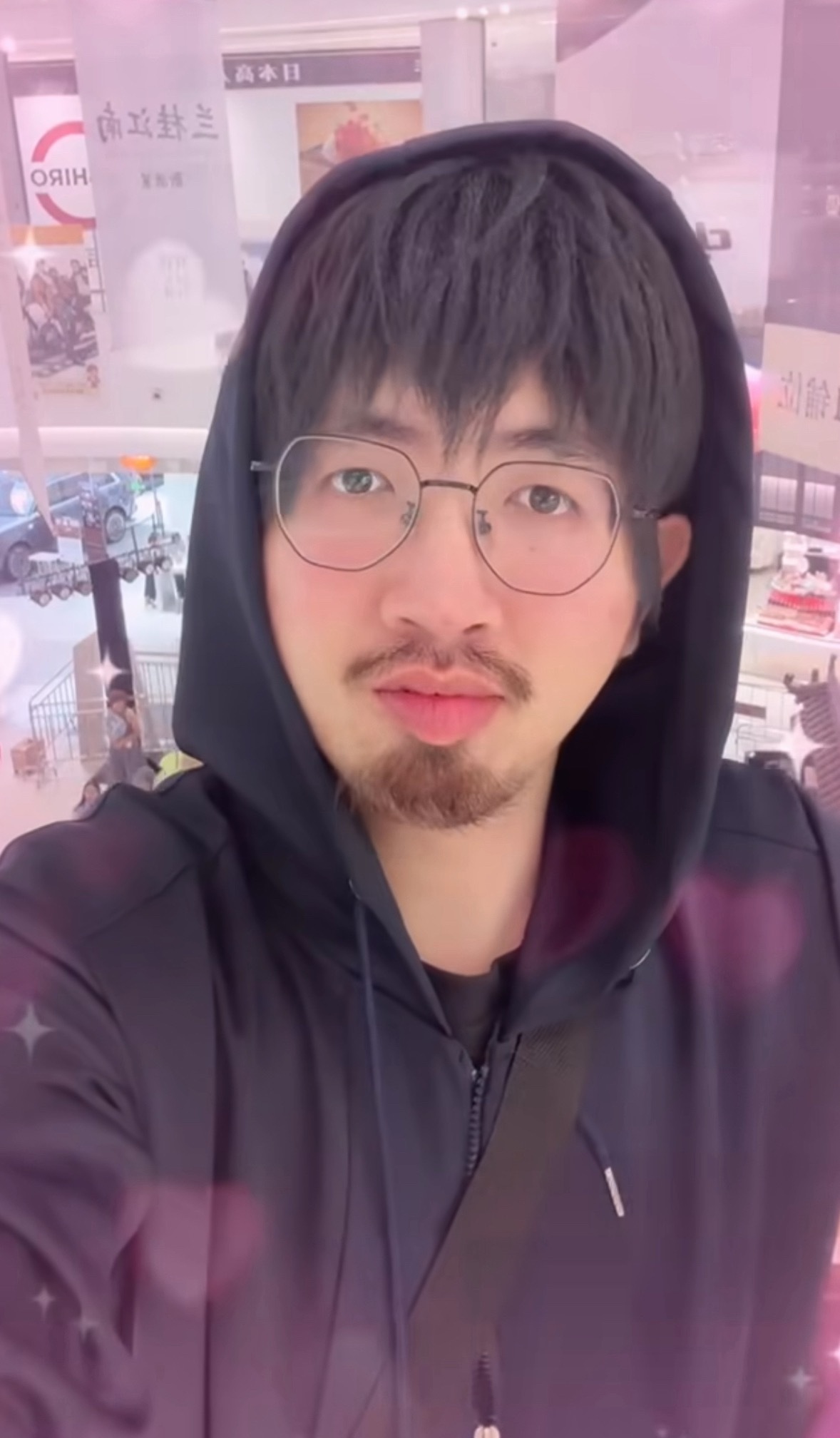 张起灵老了就成了南派四叔天！今天活动现场居然偶遇南派四叔cos张起灵！远远看那身