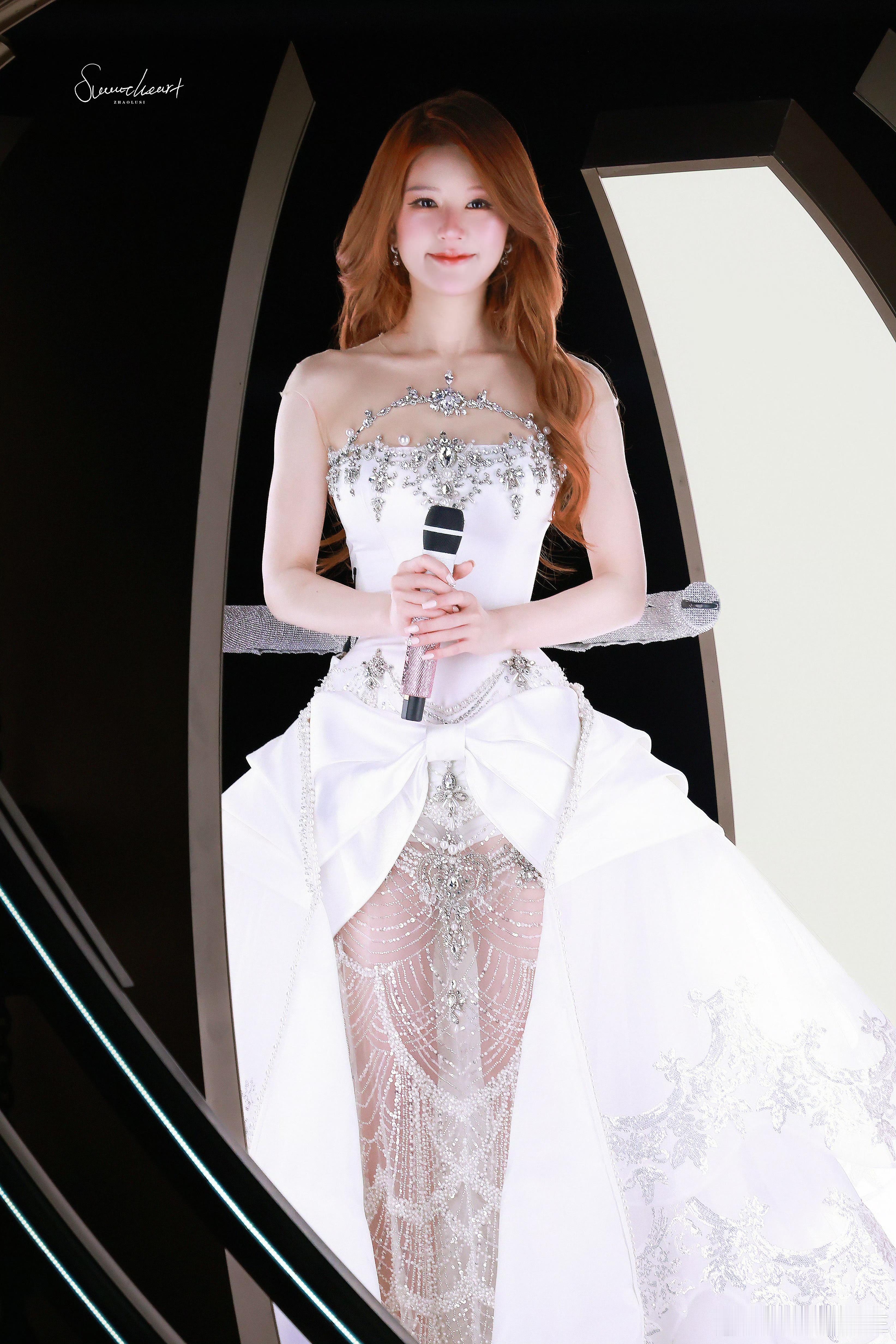 刚刷到双图火速保存设壁纸！赵露思海口见 镜头感染力绝了，甜妹笑容治愈又灵动，手写