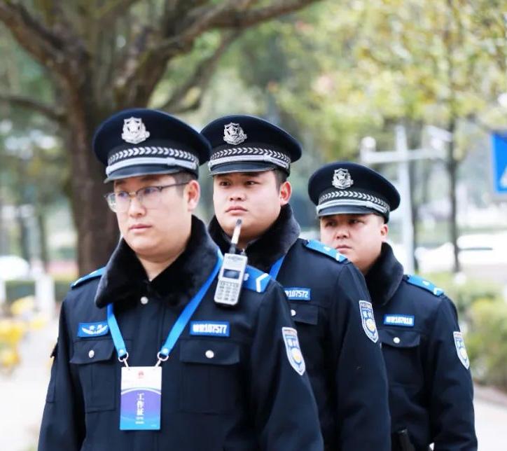 辅警在实施正当防卫时，‌因辅警具有“协助执法”的特殊身份，其防卫行为在‌实践认定
