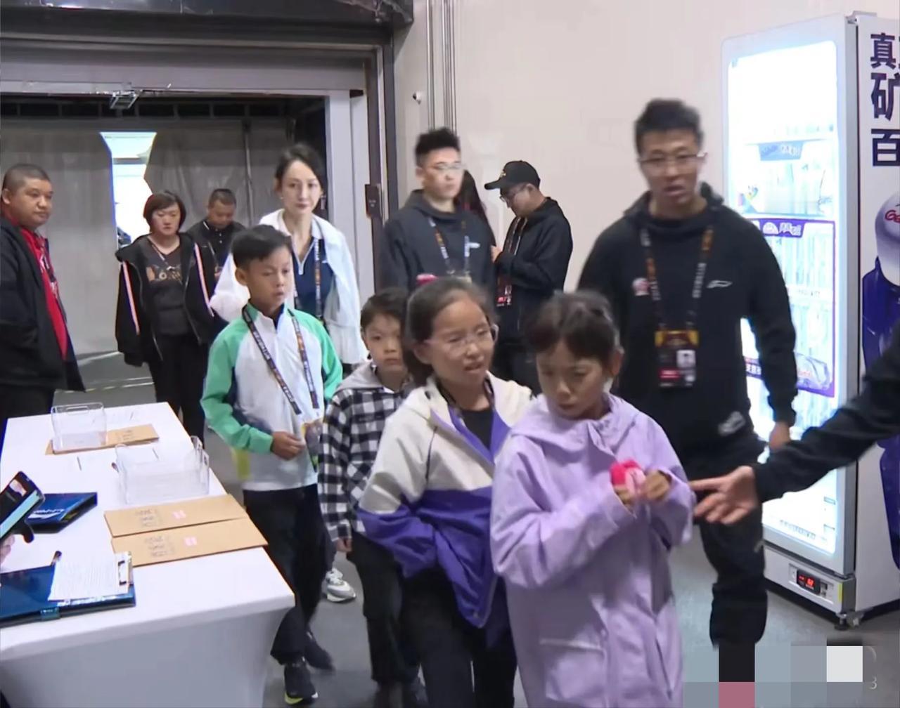 中国大满贯家门口的比赛，
国乒教练孩子们来团建了哈。
昨天马龙家俩儿子上台了，