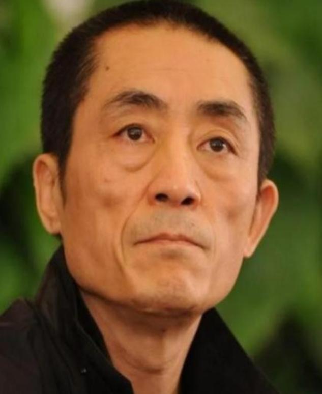 2008年奥运会开幕式上，姚明高举红旗走在人群正前方。突然，张艺谋脸色大变，冲着