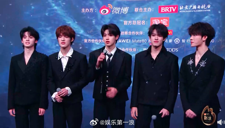 登陆少年全员黑西装暴徒 全员黑西装，酷奥！ 