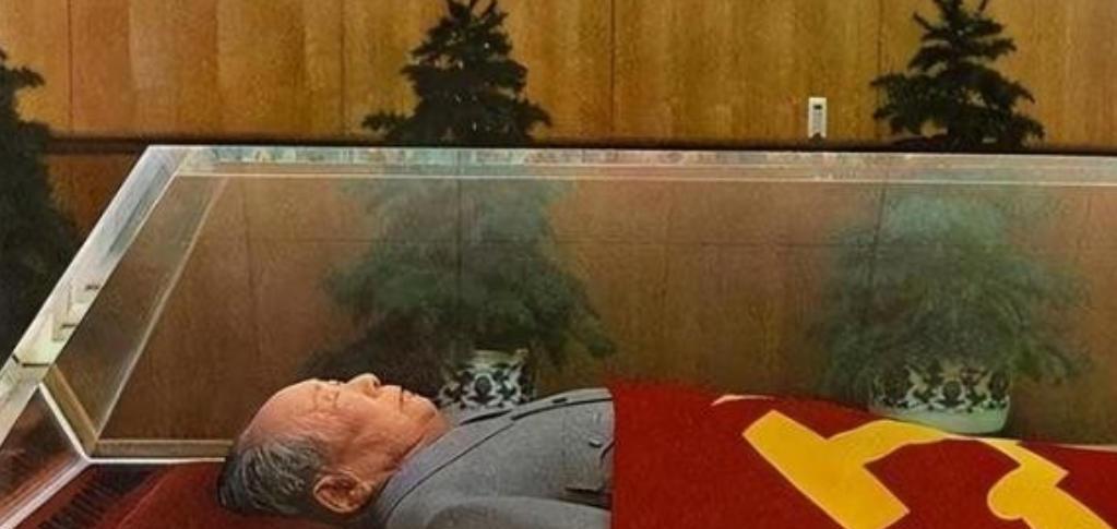 毛主席遗体防腐由国家投入专项资金进行维护，而永久保存的水晶棺，纯度高达99.99