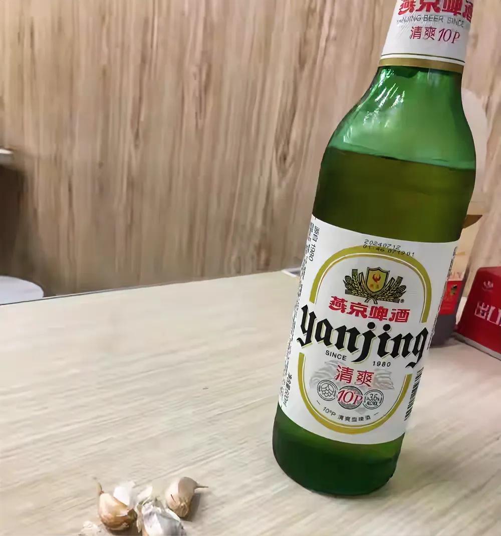 燕京这个大绿棒～子，口感如何？
我只记得陈宝国当年霸气的广告语～
清爽感动世界…