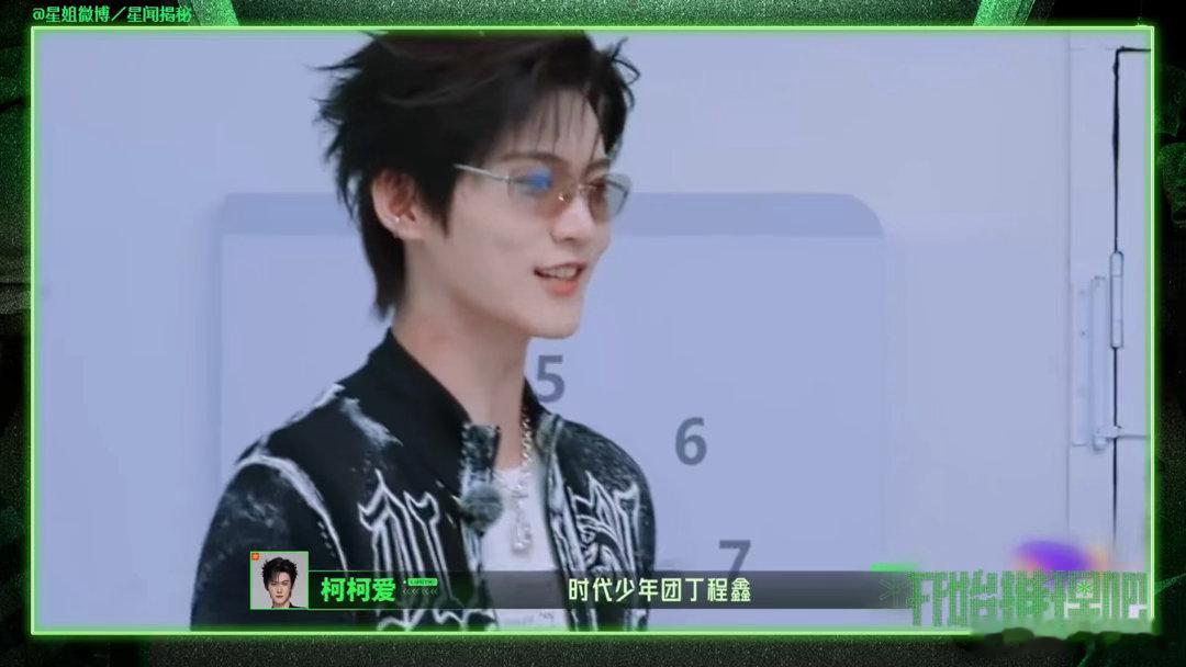 金靖问丁程鑫睡觉会压到手吗丁程鑫手举了一个月了休养近一个月，丁程鑫长期抬手，手臂
