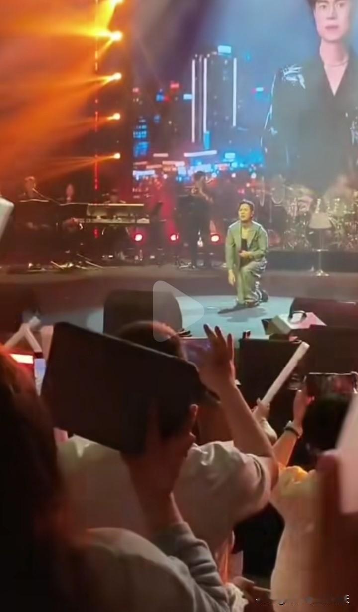 马健涛成都演唱会5次跪拜现场观众！这位凭一己之力写出《搀扶》、《童年老家》以及《