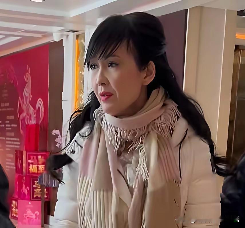 不管年轻的时候多漂亮，上了年纪还是披肩发、齐刘海都是灾难。

人到中年，要记住：