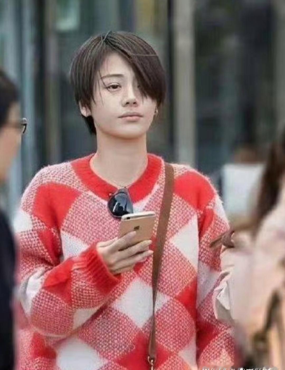 马思纯胆子可真不小，年轻女明星里没几个敢剪这么短头发！ ​​​