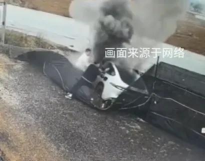 看了云南电车起火这个事情，从碰撞到熊熊火焰只是两分钟的时间，太可怕了，我默默的做