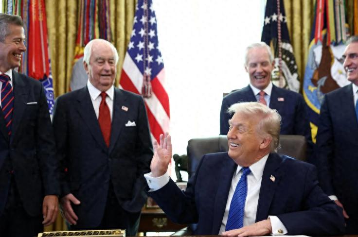 特朗普宣布美国独立250周年庆典 将办白宫草坪UFC+首都街头印地赛