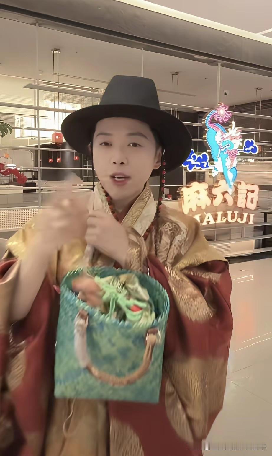 兰姐人在湾湾也心系老部下，看完真的挺感慨的，一下子就找回当初那种熟悉又暖心的感觉