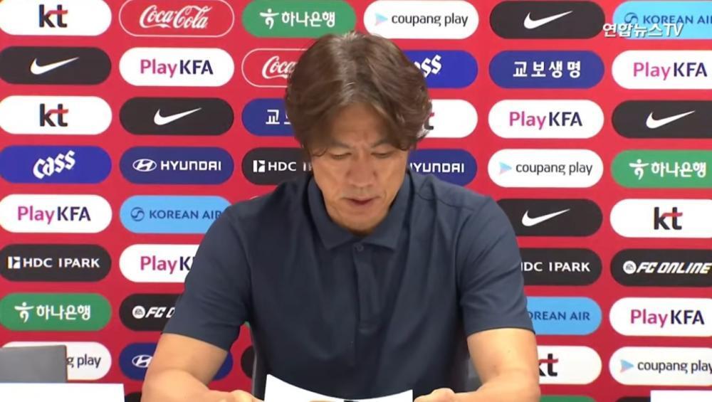 韩国队在世界杯小组赛耻辱出局，主帅洪明甫在简短发布会上宣布辞职。这一事件发生在韩