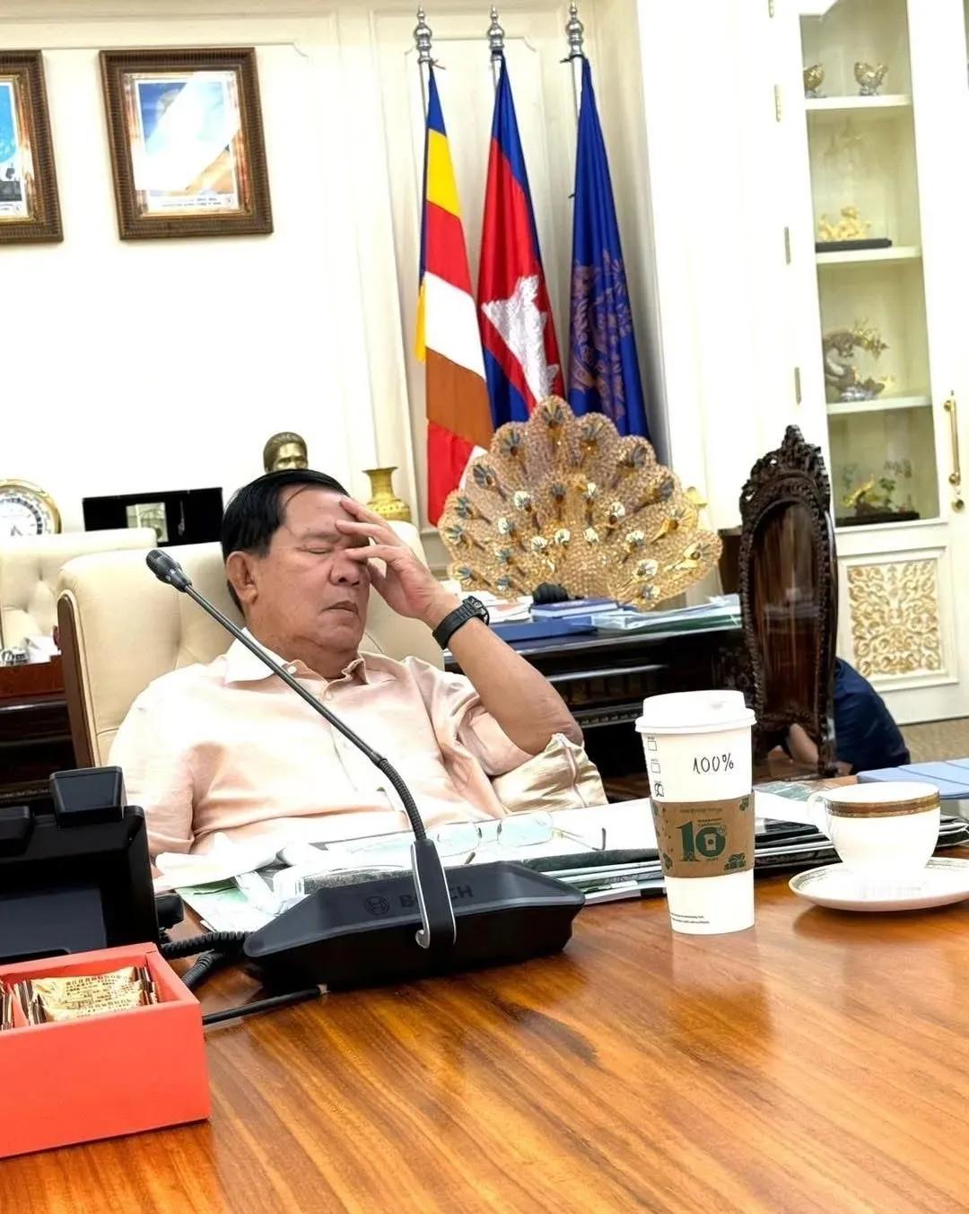 洪森在与政府和军方领导人召开会议后，因为太过疲劳不得不在椅子上打盹。


不过，