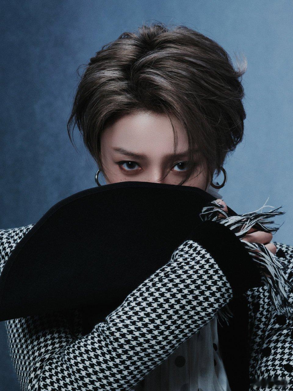 刘雨昕头顶了个扇子刘雨昕尖叫之夜造型太吸睛！雀斑妆衬得慵懒复古，千鸟格高定风衣搭