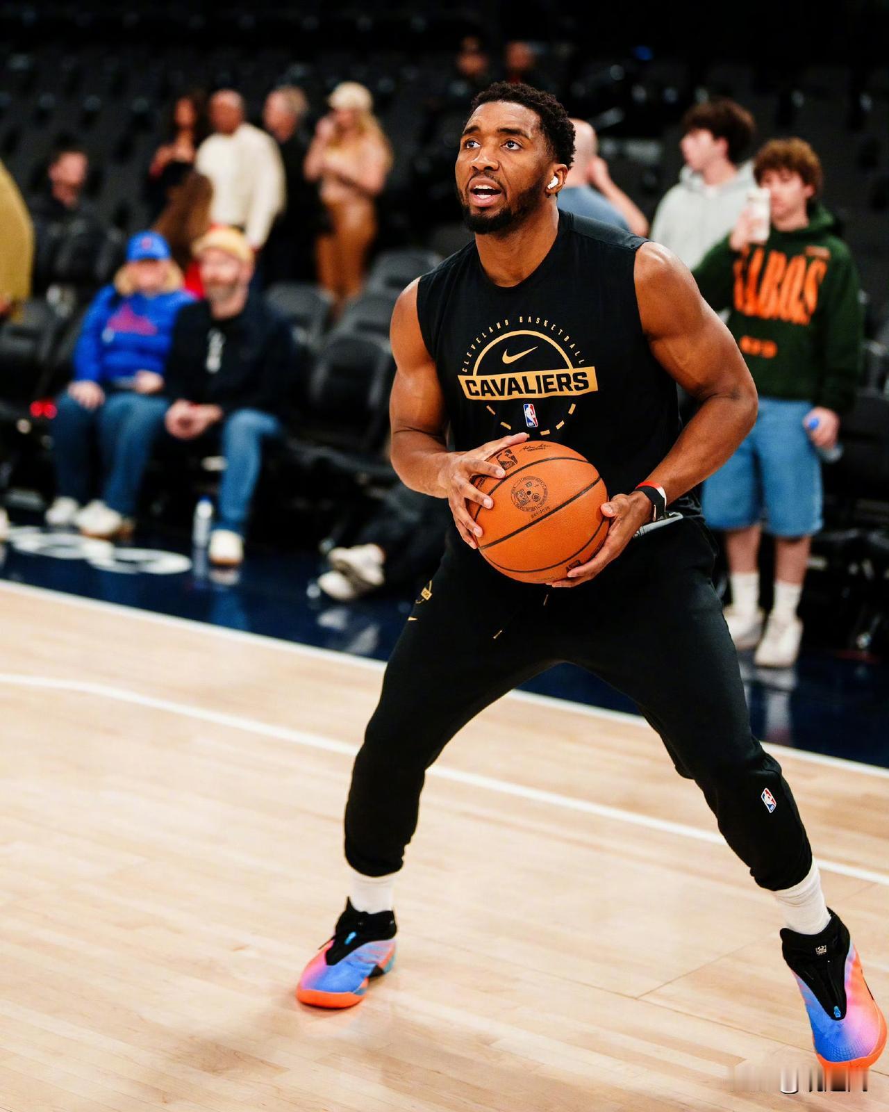 骑士球员在快船主场热身，
目前骑士30胜21负排名东部第四，今天在客场挑战后哈登