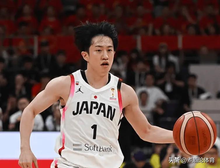 日本男篮球员齐藤拓実仅1米72，出战18分钟，投篮4中2得到5分1篮板6助攻。