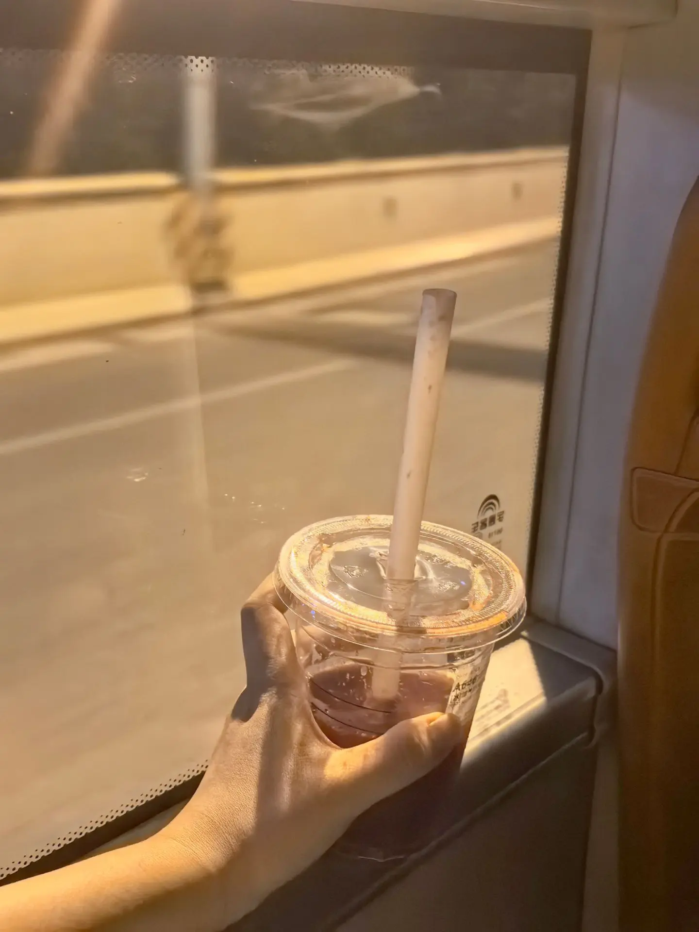 我们都是孤独行走的钟 也要做敲响希望的钟。我总是喜欢坐在靠窗的位置 看...