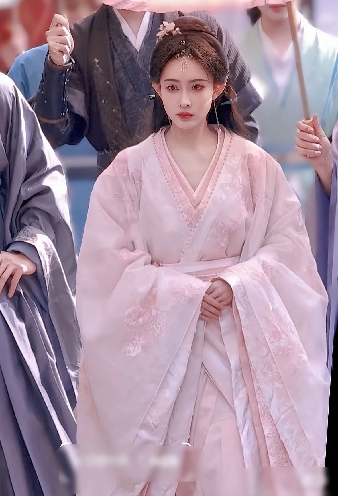 我觉得鞠婧祎、孟子义、陈都灵，算得上是内娱最能驾驭粉色系妆造的三位了。 