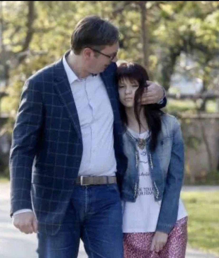 武契奇对女儿爱不够，和儿子相处也轻松愉快，做父亲很合格。
他有爱心，是个喜欢孩子