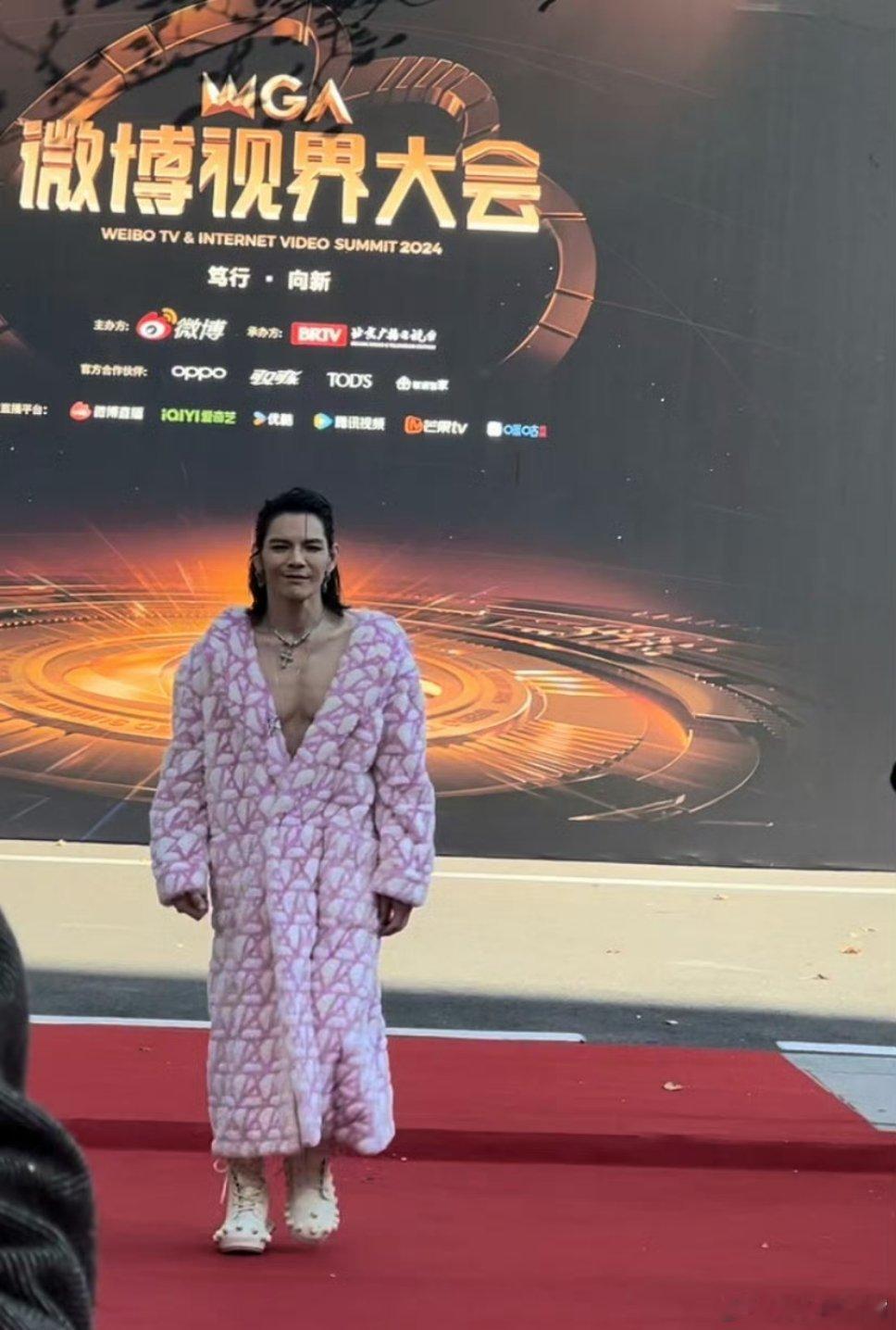 #向佐女装#有些人是嫁给了豪门，而郭碧婷是嫁给了好笑[笑cry] ​​​