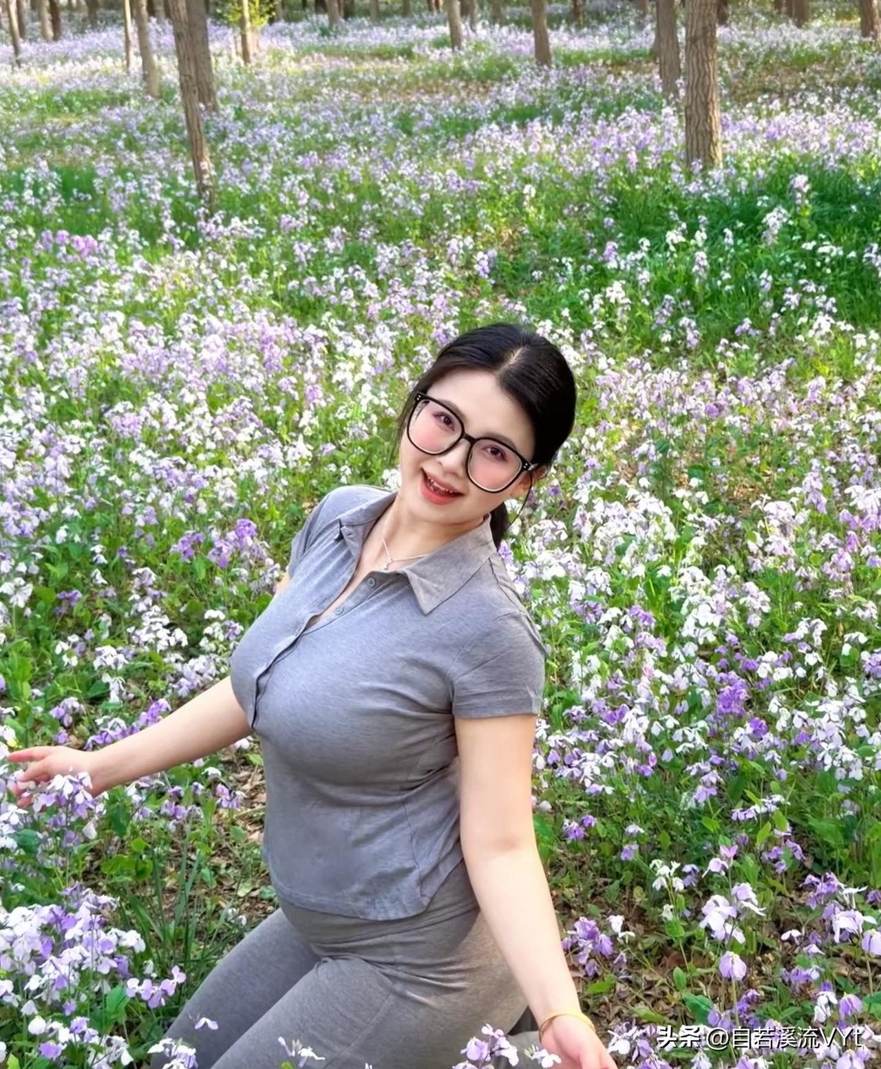 清江引·芳丛闲坐
 
漫林紫花铺遍野，静倚春风坐。
轻衫衬笑颜，翠色周遭裹，
一