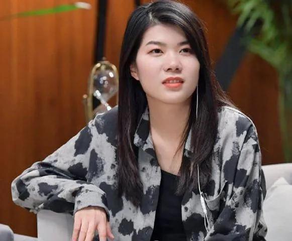 她的代言和商务几乎都被抵制了。
但是她应该是受欢迎的话题女王，参加了很多综艺节目