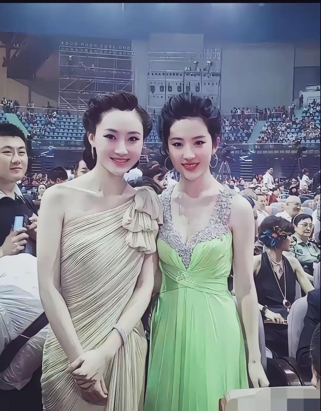 刘亦菲我认识，旁边女士是谁？