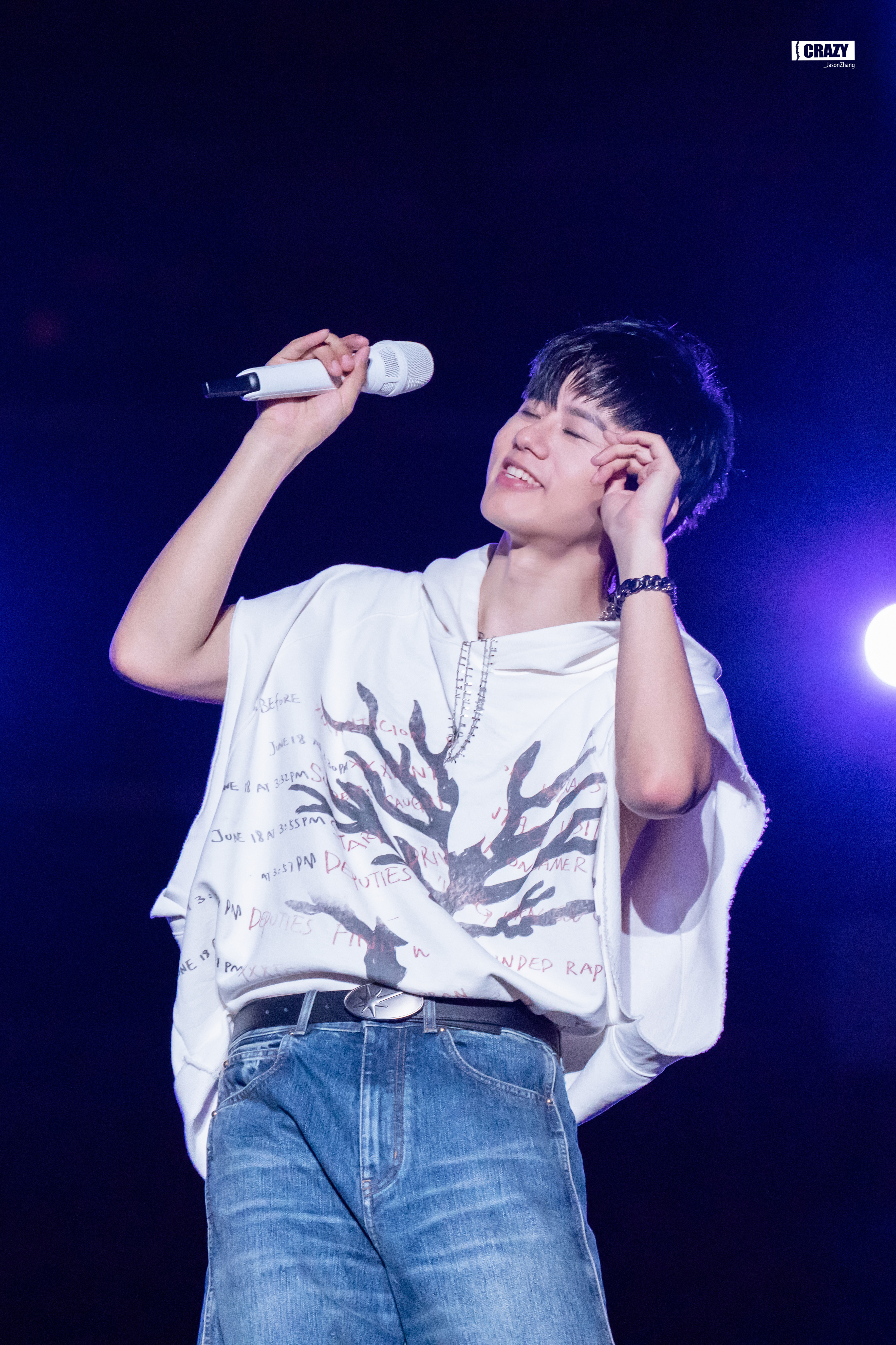 那年的鸟巢坐的远根本看不清张杰哪怕是衣服都看得很模糊但无时无刻都很幸福 ​​​