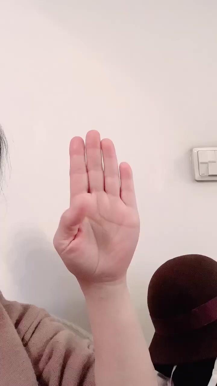 金刚握姿势下做手指操，每次坚持3分钟，能固气增强能量。练习时左右交替进行，简单却