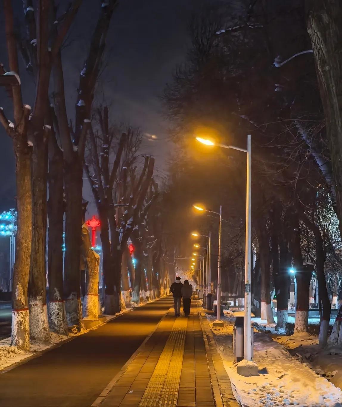 昨晚跟小区楼下卖热乎粥的张叔聊天。他压低声音跟我念叨，1月8号之后可别瞎往外跑。