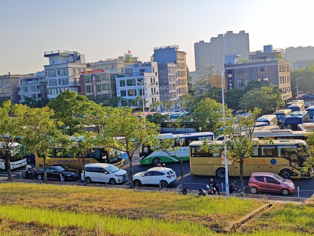 今天星期六，来潮州古城旅游的游客真多，结果旅游大巴把路堵得水泄不通。现在潮州咋突