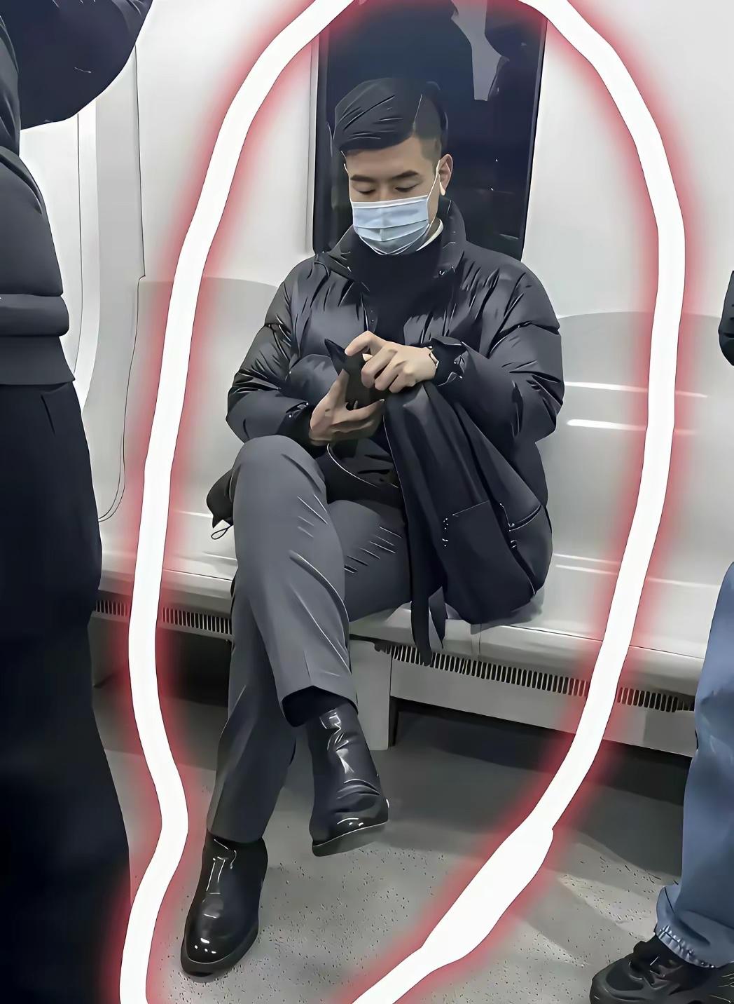 这位男士在体制内属于什么级别领导