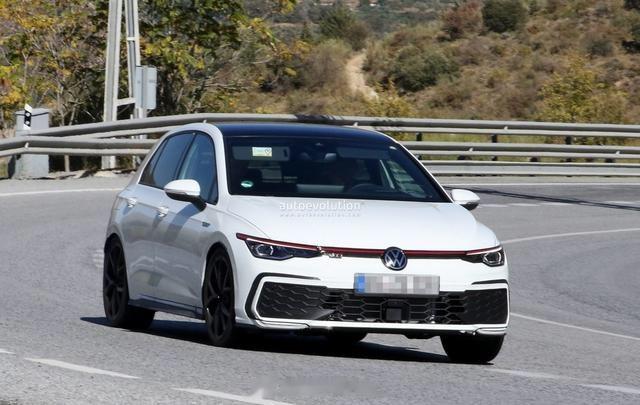 #汽车资讯# 【画眼线了？疑似新款高尔夫GTI谍照曝光】日前，有海外媒体曝光了疑