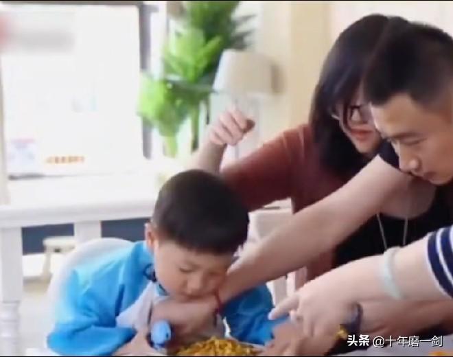 该吃饭了，上来了一盘好菜，三岁小男孩把好菜护着，不让别人拿，爸爸硬是强行把菜拿过