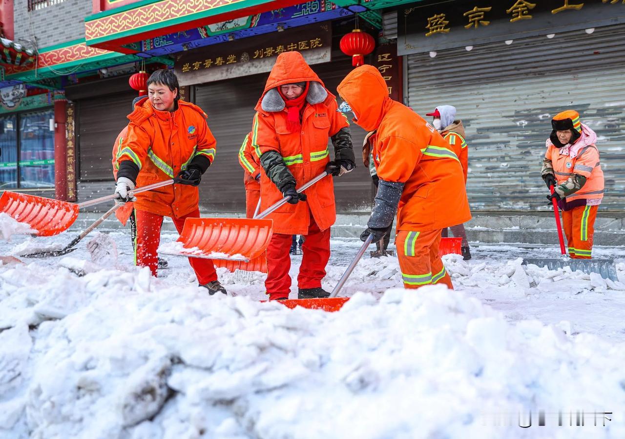 【大雪中，守护沈阳的一群人】2025年春节期间，一场大雪为沈阳披上银装，却也给市