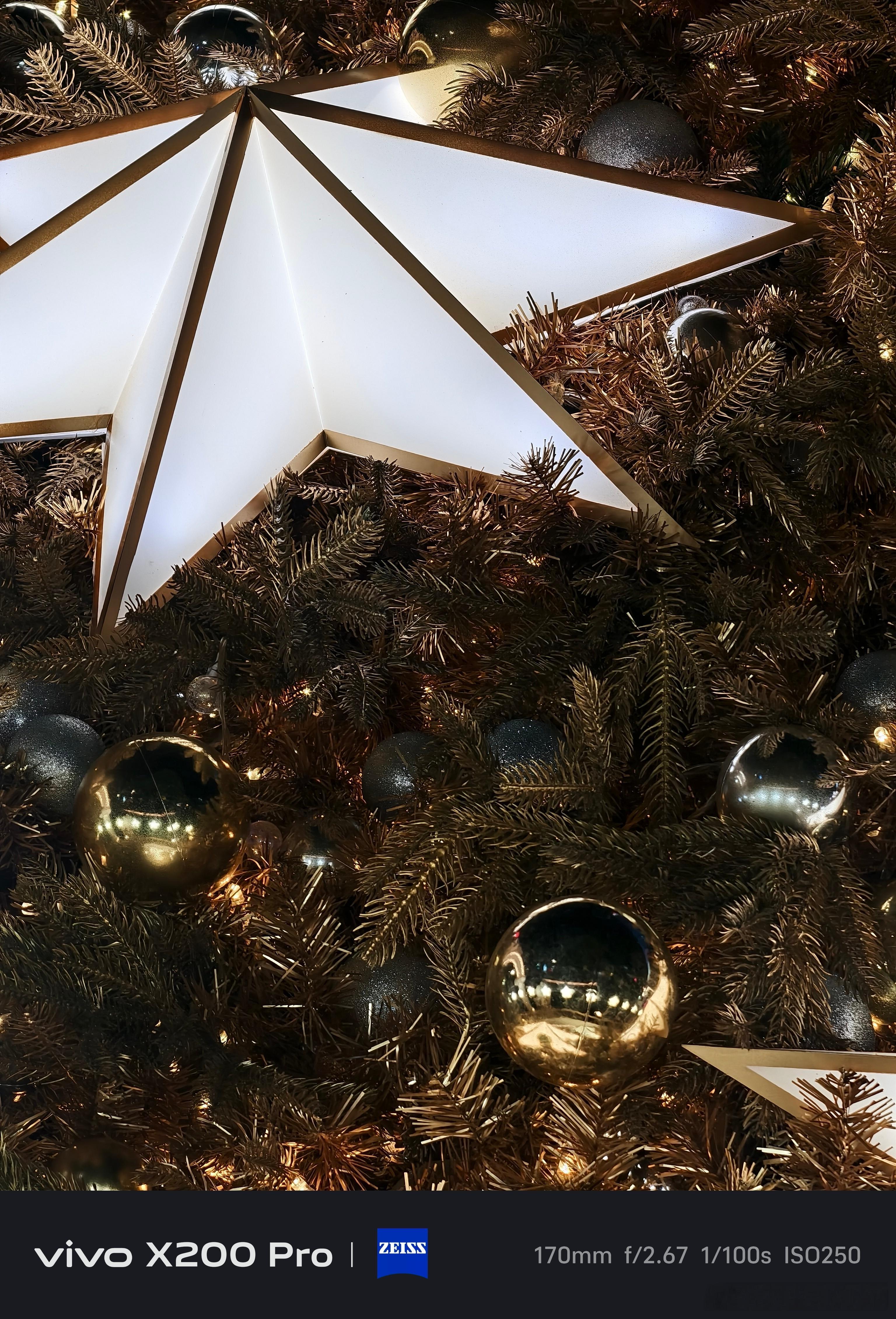 今年过的真快，马上就要12月了楼下圣诞树也摆了出来，挺漂亮  