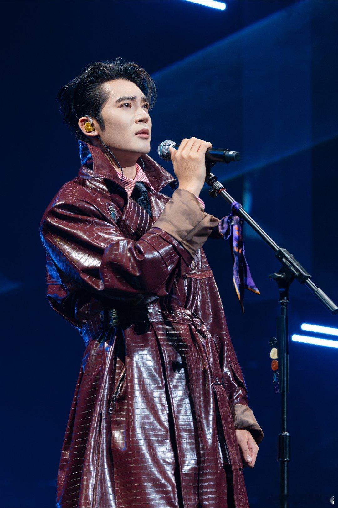 谁踩于适44码小脚了 全网通缉踩了于适 44 码小脚的人！成都演唱会后暖心直播，