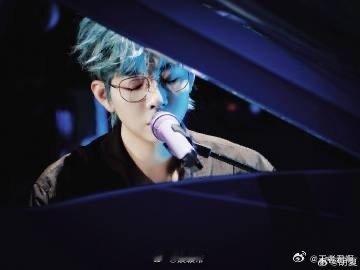 胡夏南京演唱会今晚南京演唱会的胡夏是蓝发王子吧！造型帅得戳中审美点，歌声依旧清澈